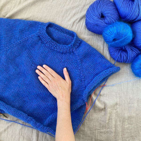 Onsdagsglamsweater. Oversized striktrøje med ballonærmer strikket i incawool og silk mohair fra hjertegarn. Strikkeopskrift fra AlmaKnit.