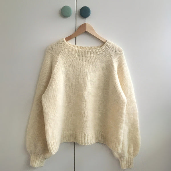 Onsdagsglamsweater. Oversized sweater med ballonærmer strikket i incawool og silk mohair fra hjertegarn. Strikkeopskrift fra AlmaKnit.