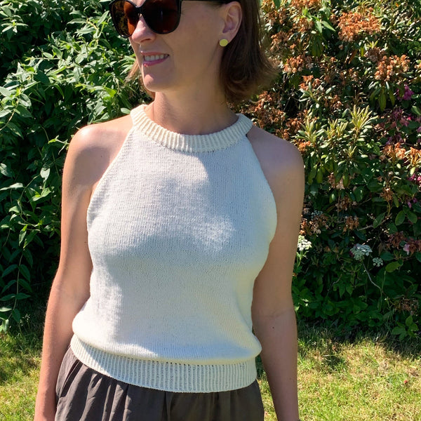 Sommersol top. Sommerstrik top i raglansnit. Strikket i  Bambino fra Viking garn. Strikkeopskrift fra AlmaKnit.