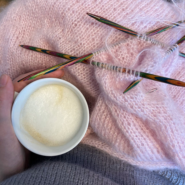 Tusindfryd begynderbluse strikkeopskrift fra almaknit strikket i silk mohair fra mostermoster