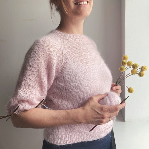 Tusindfryd begynderbluse strikkeopskrift fra almaknit strikket i silk mohair fra mostermoster