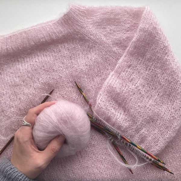 Tusindfryd begynderbluse strikkeopskrift fra almaknit strikket i silk mohair fra mostermoster