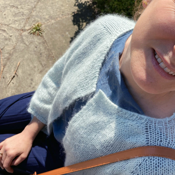 Germain cardigan, fnuglet strik i alpaca og silke på store pinde. Fåes som strikkeopskrift alene eller strikkekit. Opskriften kan også tilpasses dine ønsker.