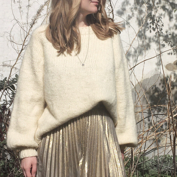 Onsdagsglamsweater. Oversized sweater med ballonærmer strikket i incawool og silk mohair fra hjertegarn. Strikkeopskrift fra AlmaKnit.