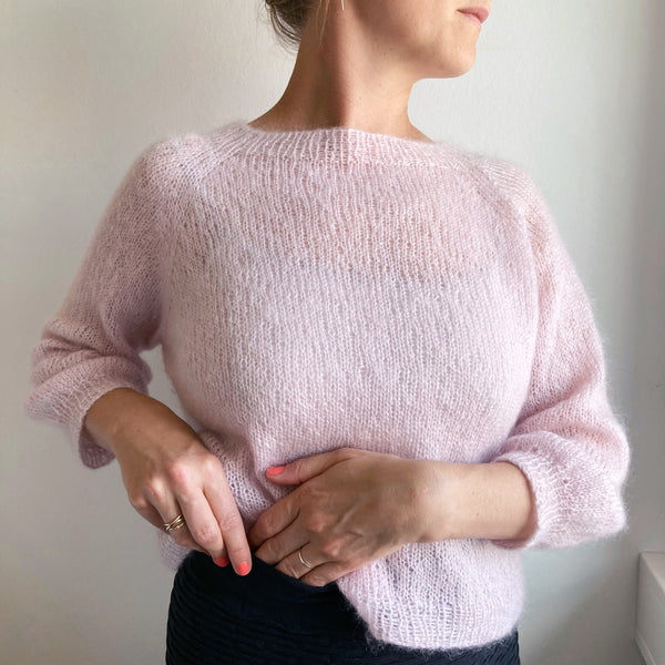 Tusindfryd begynderbluse strikkeopskrift fra almaknit strikket i silk mohair fra mostermoster