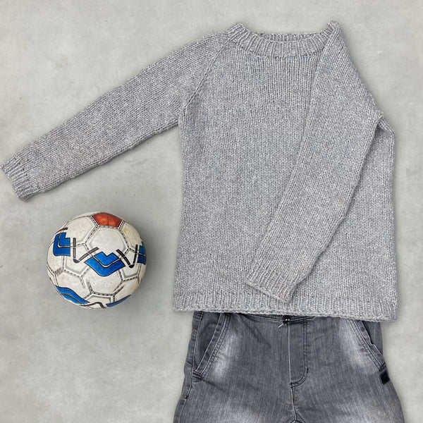 Anvendelig raglan striktrøje til børn. Strikkeopskrift fra AlmaKnit.