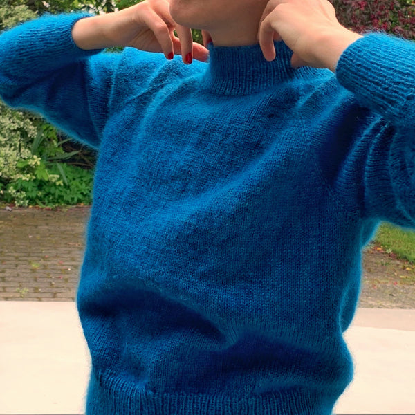 Over alle bredder sweater. Striktrøje i merine, cashemere og silk mohair fra Lana Gatto med ekstra brede ribkanter. Strikkeopskrift fra AlmaKnit.