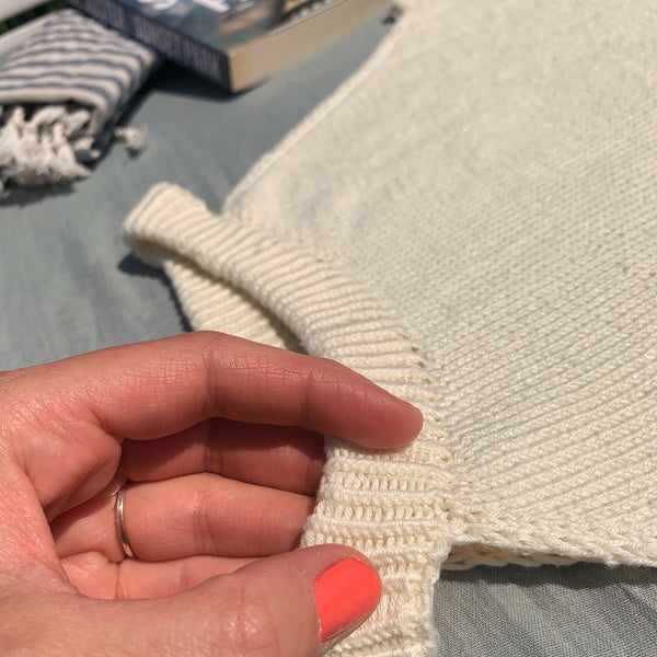 Sommersol top. Sommerstrik top i raglansnit. Strikket i  Bambino fra Viking garn. Strikkeopskrift fra AlmaKnit.