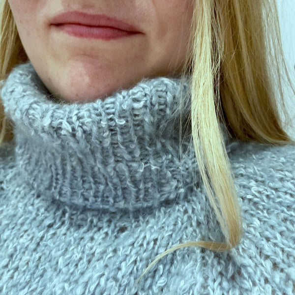 Skab din personlige strik-design med en rullekrave fra AlmaKnit