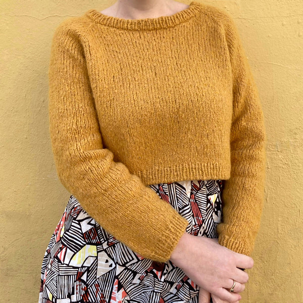 Nordvest sweater. Cropped striktrøje med smalle ribkanter. Strikkeopskrift fra AlmaKnit.