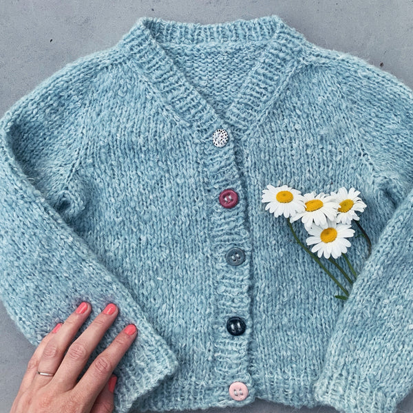 Gertruds Cardigan, V-hals og saddelskuldre. Børnecardigan til en hver lejlighed. Håndlavede lerknapper fra Kazuri Scandinaviara