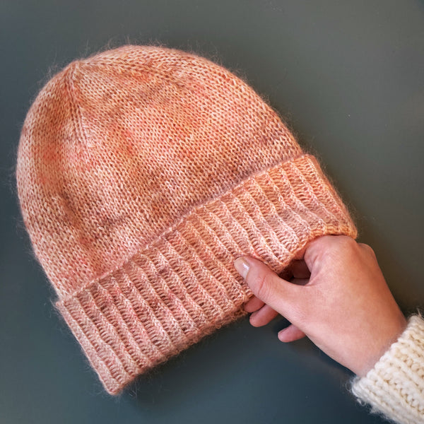 Strikhue classic with a twist med drejet rib fra AlmaKnit