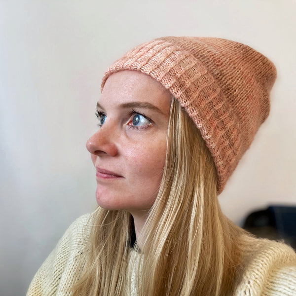 Strikhue classic with a twist med drejet rib fra AlmaKnit