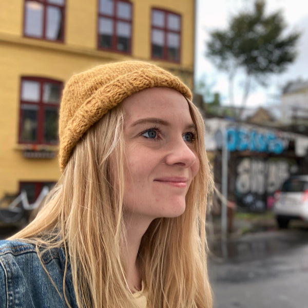 Nordvest huen en kort strikket hue med dobbeltrib i ribkanten. Strikkeopskrift fra AlmaKnit