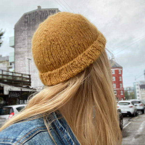 Nordvest huen en kort strikket hue med dobbeltrib i ribkanten. Strikkeopskrift fra AlmaKnit