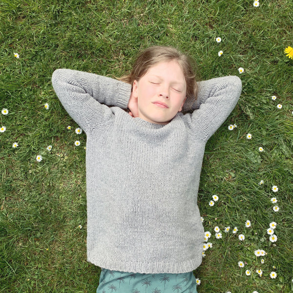 Anvendelig raglan striktrøje til børn. Strikkeopskrift fra AlmaKnit.