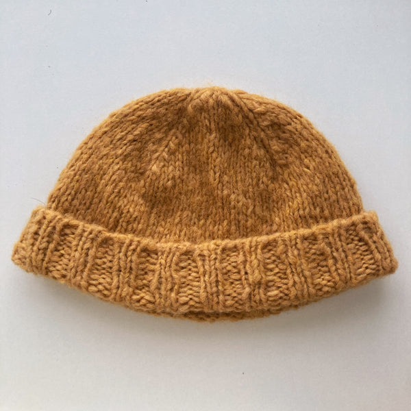 Nordvest huen en kort strikket hue med dobbeltrib i ribkanten. Strikkeopskrift fra AlmaKnit