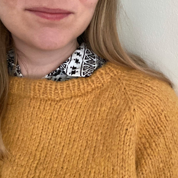 Nordvest sweater. Cropped striktrøje med smalle ribkanter. Strikkeopskrift fra AlmaKnit