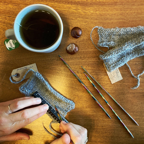 Strikkeprøver er en nødvendighed når du vil designe din egen strikkeopskrift hos AlmaKnit. Find din strikkefasthed