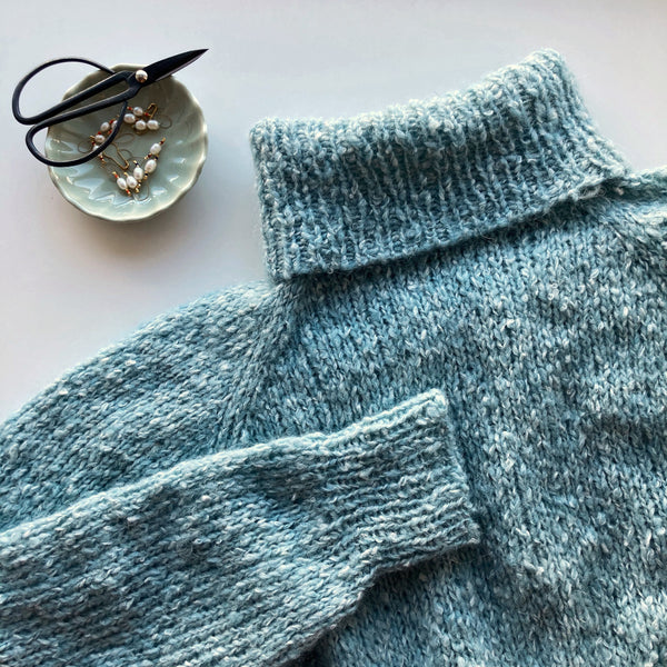 curiesweater, raglansweater med rullekrave strikket i Lala Berlin Harmony Garn fra AlmaKnit