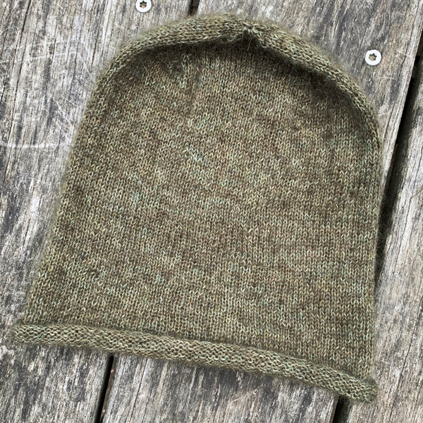 Egebæksvanghuen, Baggy strikhue med rullekant. 1 tråd Isager silk-mohair 68 og 1 tråd Isager alpaca 1 i farven Thyme fra AlmaKnit