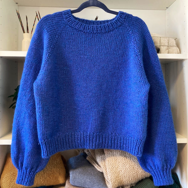 Onsdagsglamsweater. Oversized sweater med ballonærmer strikket i incawool og silk mohair fra hjertegarn. Strikkeopskrift fra AlmaKnit.