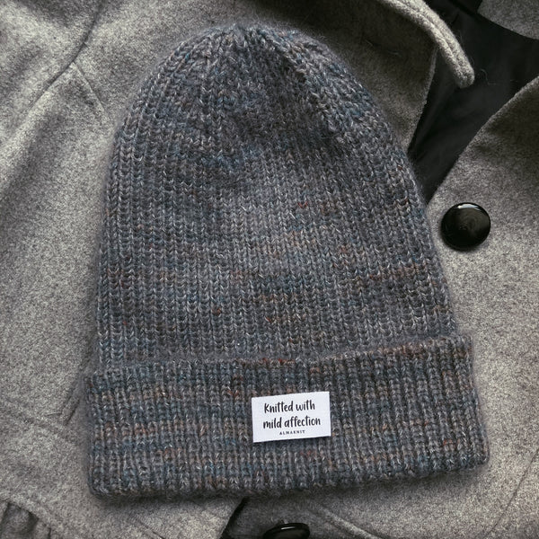Strikhue med label i bomuld med tryk fra AlmaKnit