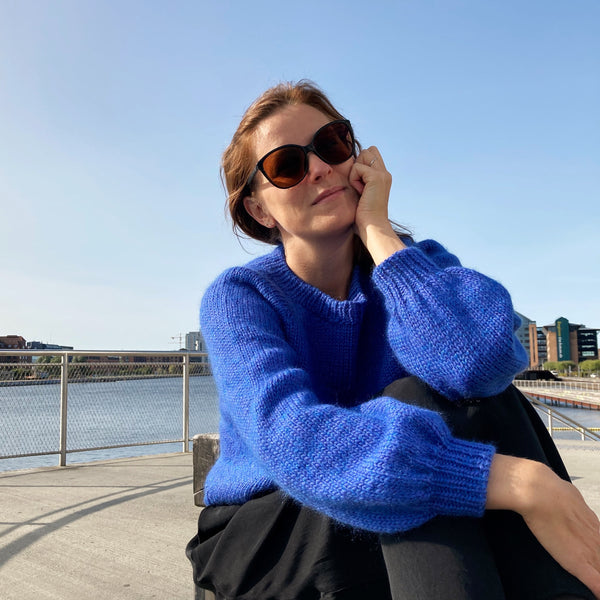 Onsdagsglamsweater. Oversized sweater med ballonærmer strikket i incawool og silk mohair fra hjertegarn. Strikkeopskrift fra AlmaKnit.