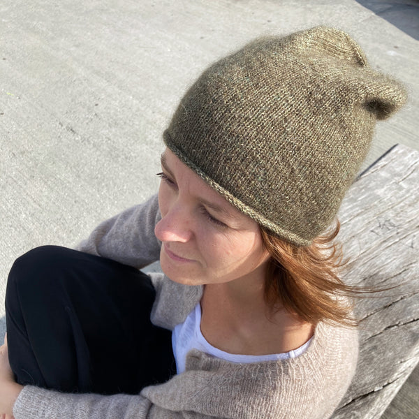 Egebæksvanghuen, Baggy strikhue med rullekant. 1 tråd Isager silk-mohair 68 og 1 tråd Isager alpaca 1 i farven Thyme fra AlmaKnit