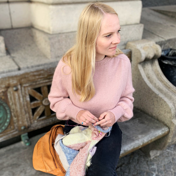 Somerville Sweater. En striktrøje med saddelskulder og ballonærmer med ekstra brede ribkanter. Strikket i VIP fra Lana Gatto og silk mohair fra Lana Gatto i farven antique rose. Strikkeopskrift fra AlmaKnit.