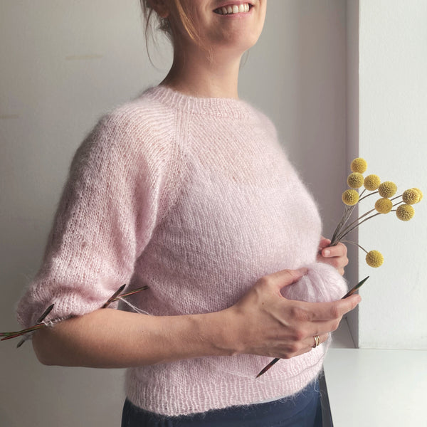 Tusindfryd begynderbluse strikkeopskrift fra almaknit strikket i silk mohair fra mostermoster