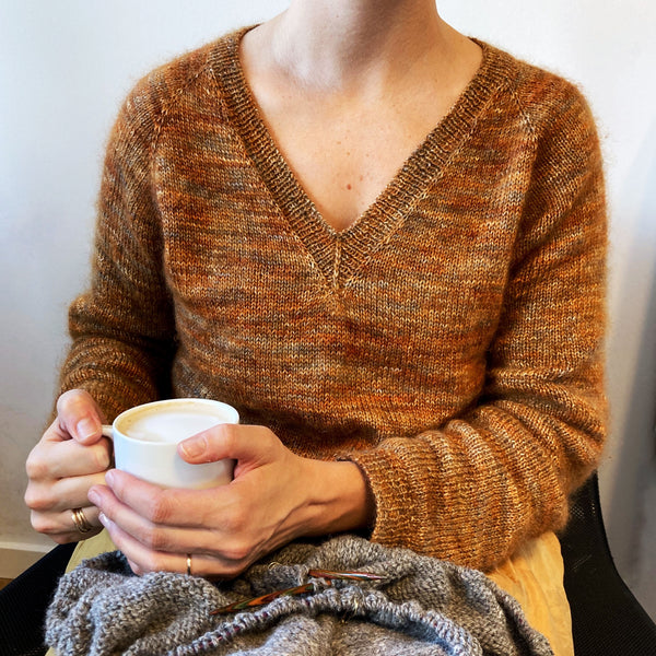 Løvfaldssweater fra AlmaKnit i Silky Alpaca og Silky Mohair  begge i farven 'Autumn Leaves' fra Painters Yarn