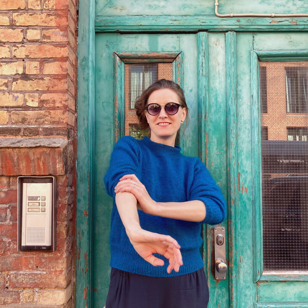 Over alle bredder sweater. Striktrøje i merine, cashemere og silk mohair fra Lana Gatto med ekstra brede ribkanter. Strikkeopskrift fra AlmaKnit.