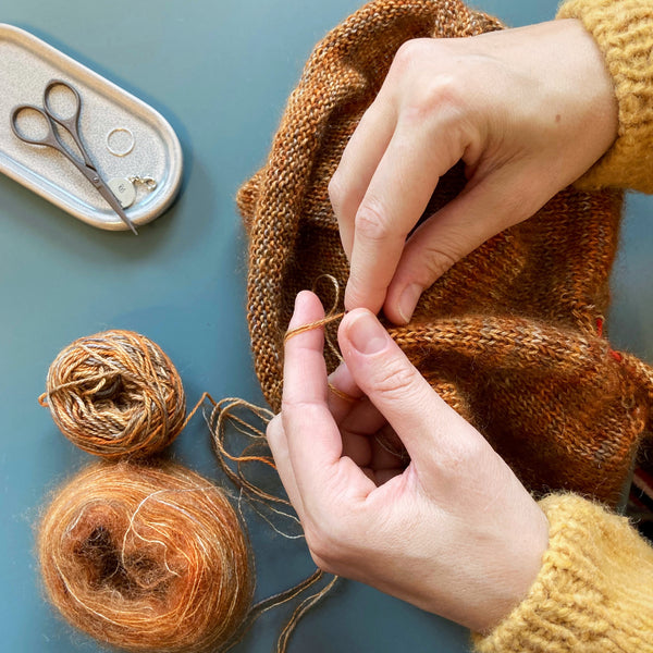 Løvfaldssweater fra AlmaKnit i Silky Alpaca og Silky Mohair  begge i farven 'Autumn Leaves' fra Painters Yarn