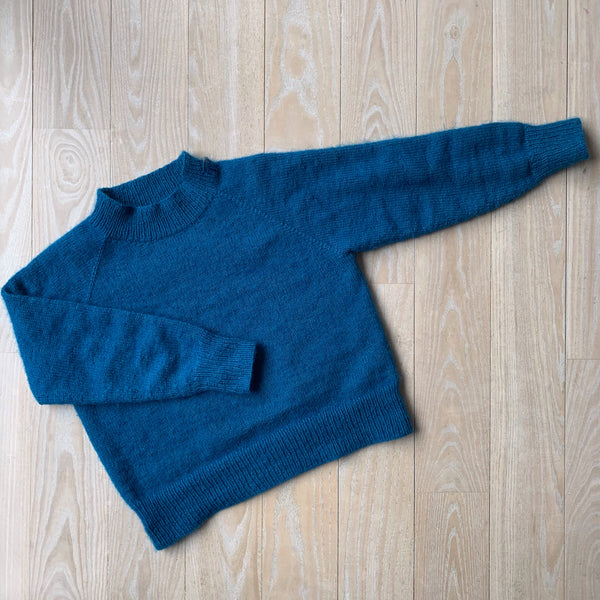 Over alle bredder sweater. Striktrøje i merine, cashemere og silk mohair fra Lana Gatto med ekstra brede ribkanter. Strikkeopskrift fra AlmaKnit.