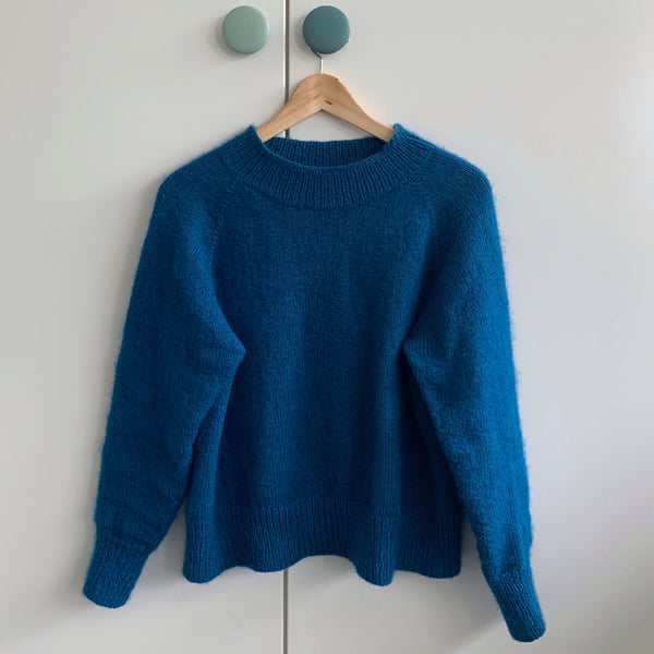 Over alle bredder sweater. Striktrøje i merine, cashemere og silk mohair fra Lana Gatto med ekstra brede ribkanter. Strikkeopskrift fra AlmaKnit.