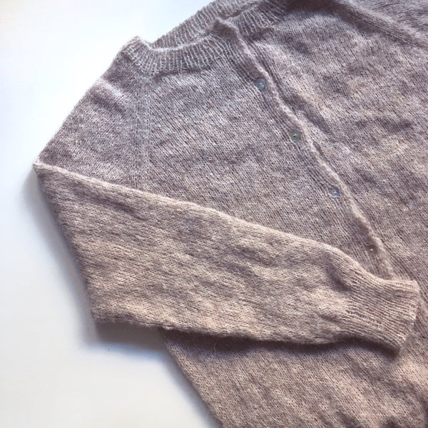 Evighedscardigan. En cardigan strikket i børstet alpaca fra AlmaKnit. - design selv din strik. 
