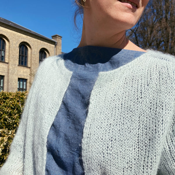 Germain cardigan, fnuglet strik i alpaca og silke på store pinde. Fåes som strikkeopskrift alene eller strikkekit. Opskriften kan også tilpasses dine ønsker.