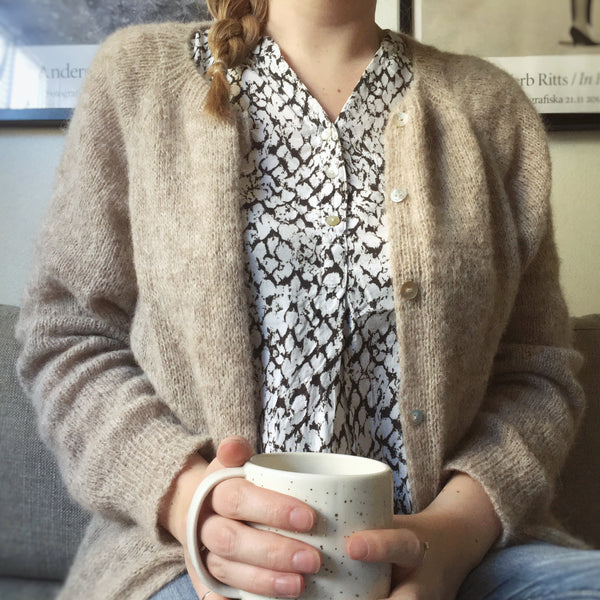 Evighedscardigan. En cardigan strikket i børstet alpaca fra AlmaKnit.