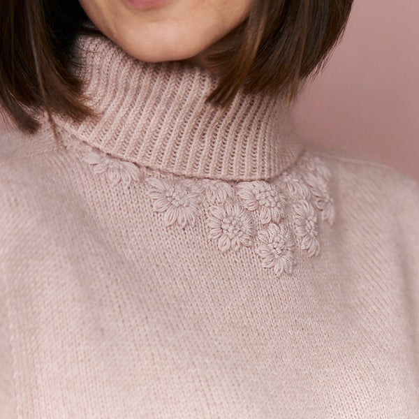 Clara Eggers x AlmaKnit strikdesign med broderi. Fotograf Maria Amme. Garn Knitting for Olive Silk-Mohair, Merino