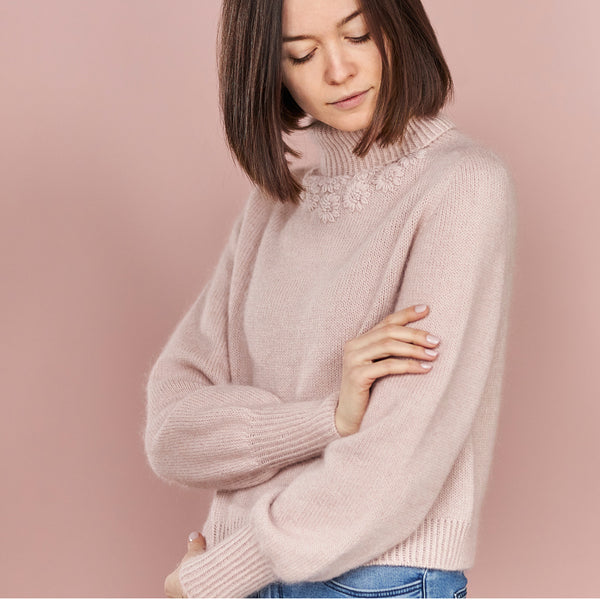 Clara Eggers x AlmaKnit strikdesign med broderi. Fotograf Maria Amme. Garn Knitting for Olive Silk-Mohair, Merino