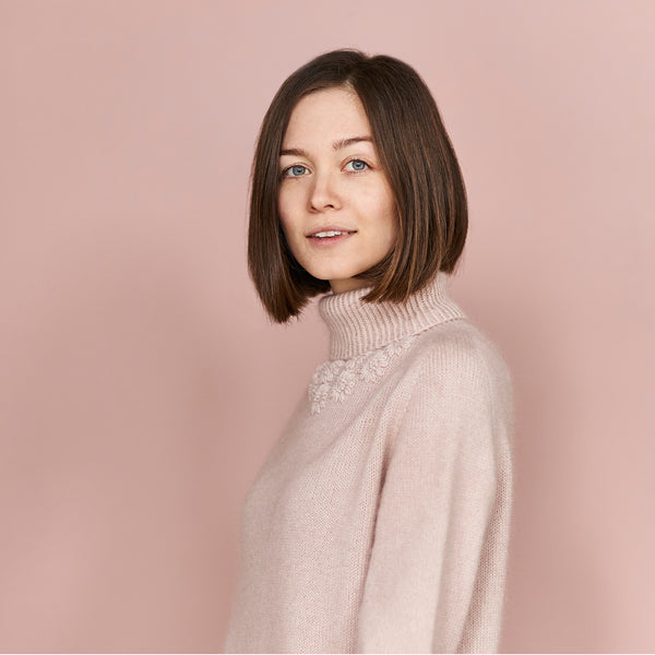 Clara Eggers x AlmaKnit strikdesign med broderi. Fotograf Maria Amme. Garn Knitting for Olive Silk-Mohair, Merino