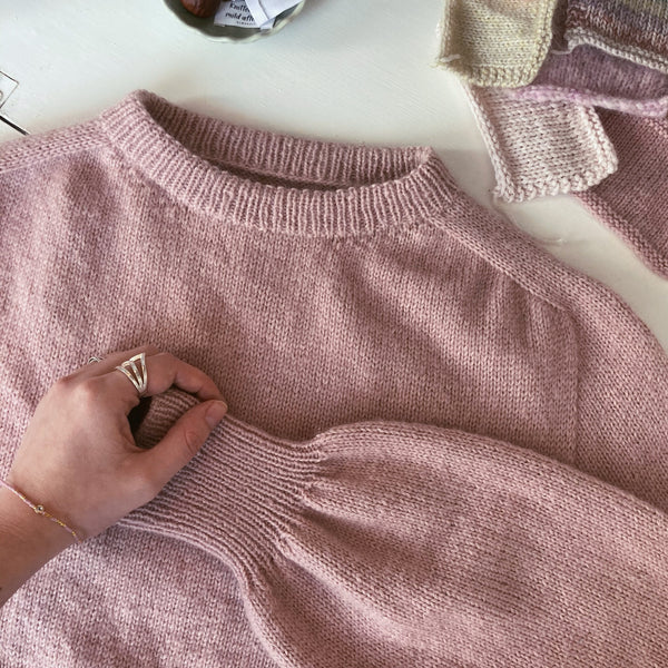 Somerville Sweater. En striktrøje med saddelskulder og ballonærmer med ekstra brede ribkanter. Strikket i VIP fra Lana Gatto og silk mohair fra Lana Gatto i farven antique rose. Strikkeopskrift fra AlmaKnit.