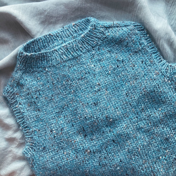 strikvest til børn, camarose lama tweed. Strikkeopskrift fra AlmaKnit.