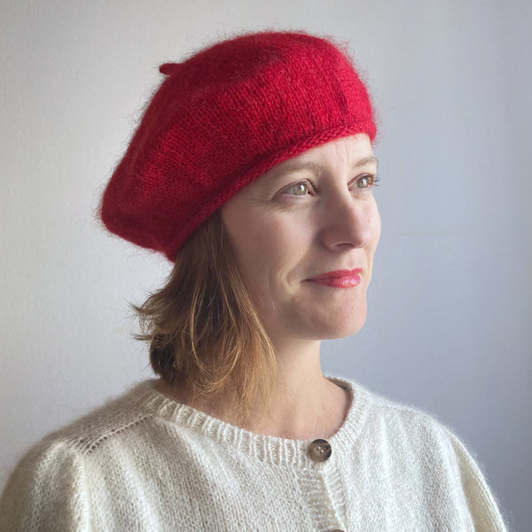 Strikket baret fra almaknit i Pernilla og Tilia i farven Chinese Red 218 fra Filcolana