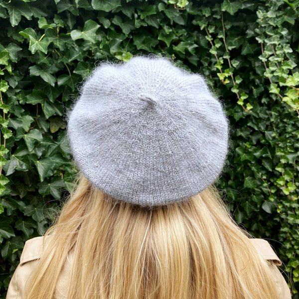 Strikkeopskrift. Strikket beret i Pernilla Light gray 945 og Tilia Ash 330 fra Filcolana