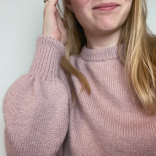 Somerville Sweater. En striktrøje med saddelskulder og ballonærmer med ekstra brede ribkanter. Strikket i VIP fra Lana Gatto og silk mohair fra Lana Gatto i farven antique rose. Strikkeopskrift fra AlmaKnit.