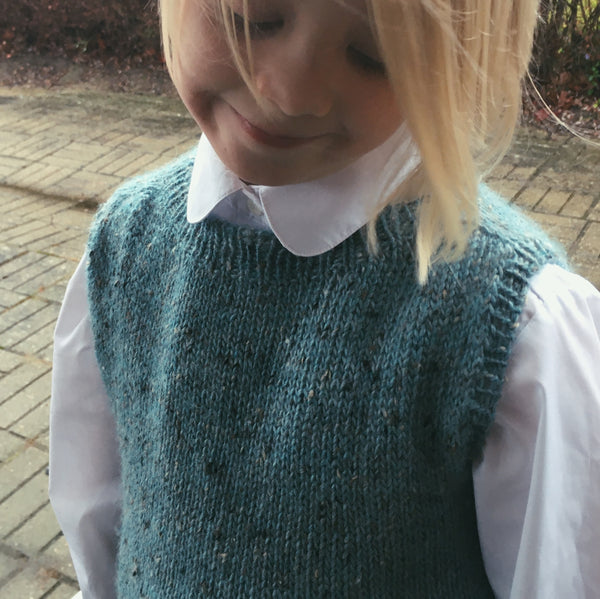 camarose lamatweed petrolium strikvest til børn. Strikkeopskrift fra AlmaKnit