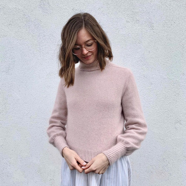 Clara Eggers x AlmaKnit strikdesign med broderi