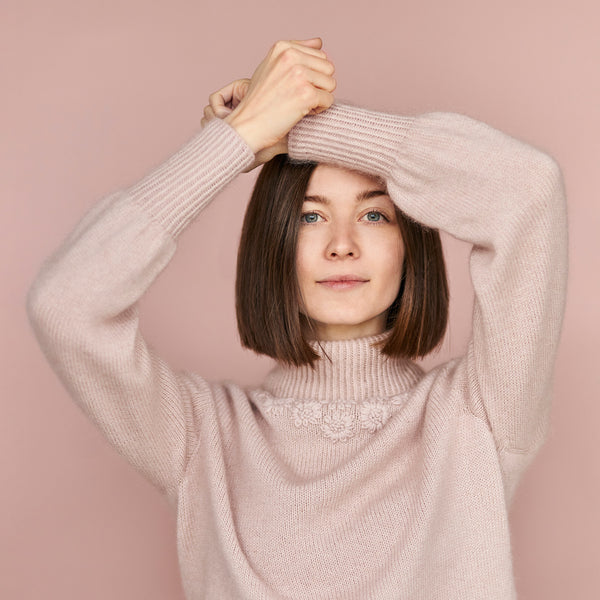 Clara Eggers x AlmaKnit strikdesign med broderi. Fotograf Maria Amme. Garn Knitting for Olive Silk-Mohair, Merino